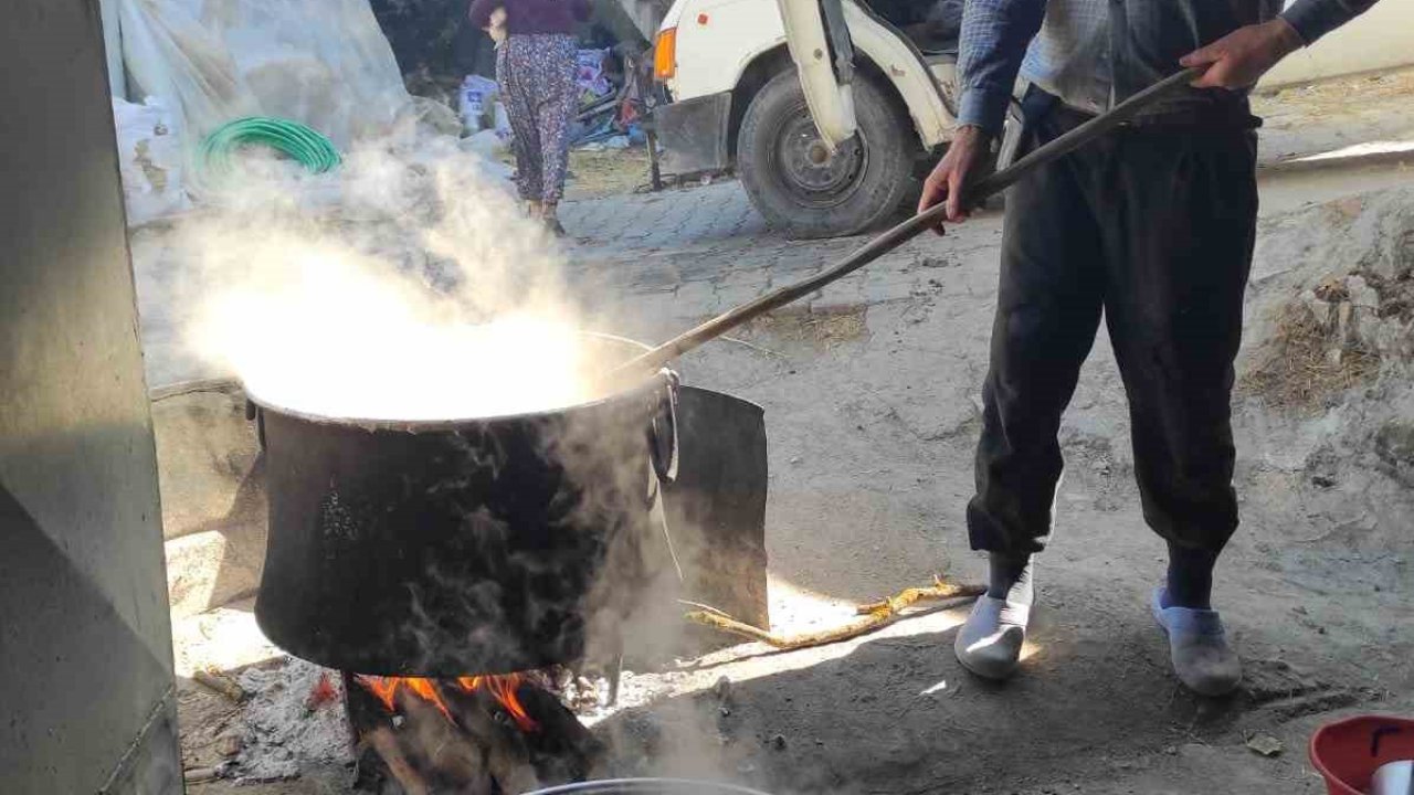 Selendi’de şifa kaynağı pekmez kaynatılmaya başlandı