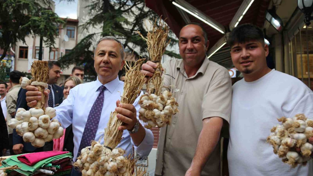 Bakan Yerlikaya, Kastamonu’da pastırma tattı, vatandaşlara çekme helva ikram etti