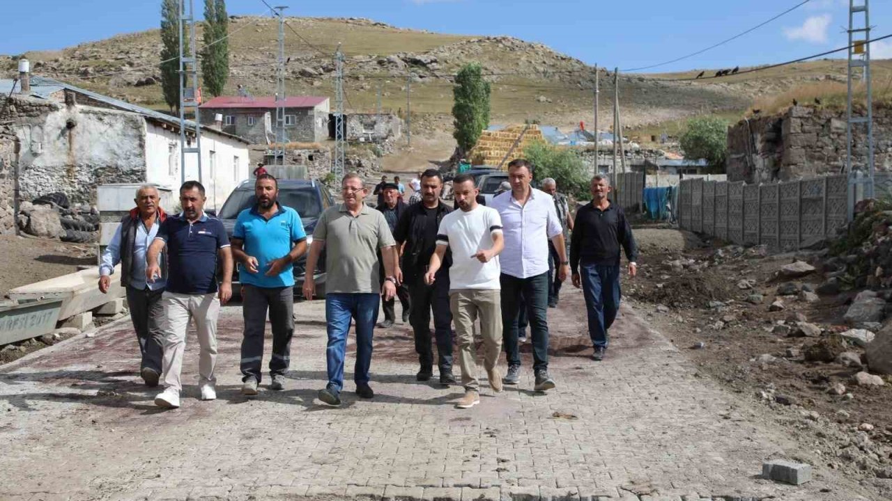 Kars’ta köy yollarına kilitli parke taş yapılıyor