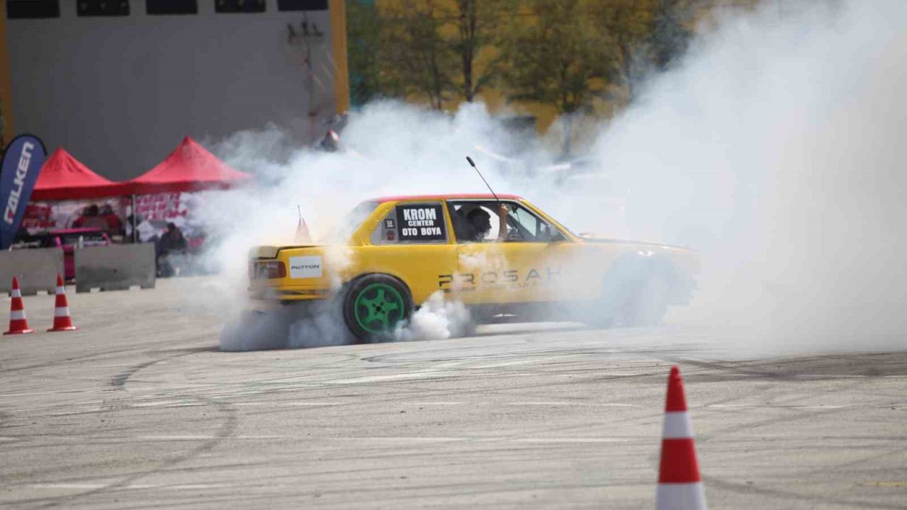 Konya’da slalom yarışı ve drift gösterisinde otomobiller tozu dumana kattı