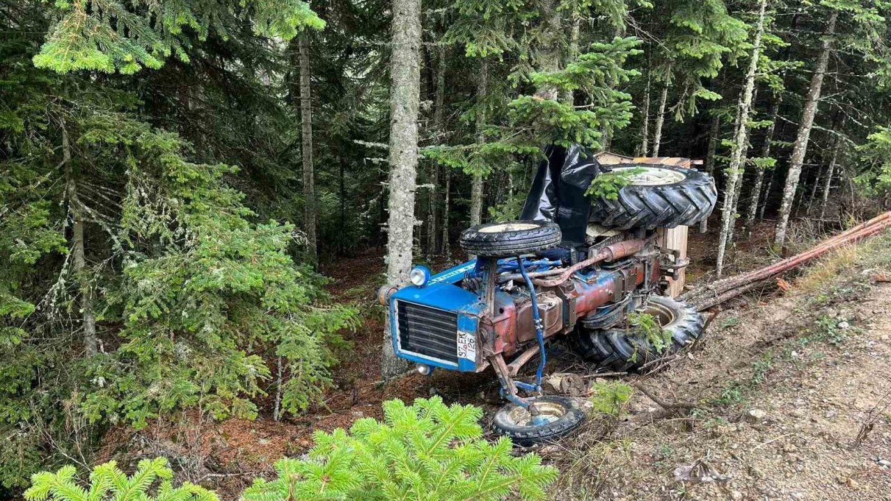 Devrilen traktörün sürücüsü öldü