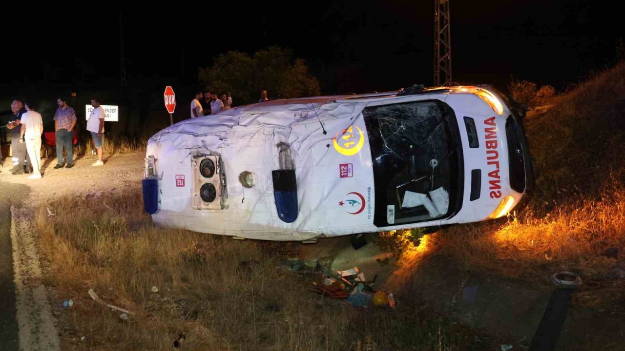 Elazığ’da ambulans şarampole devrildi: 3 yaralı