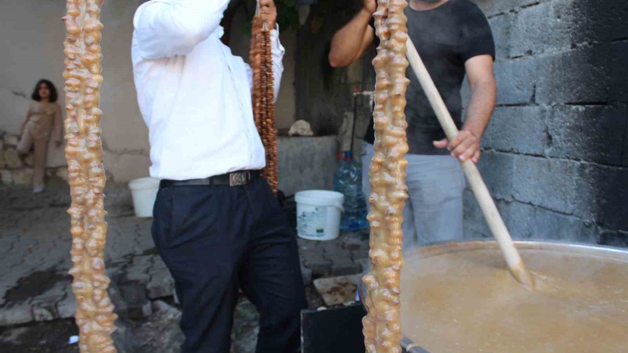 Siirt’te harire ve sucuklu ceviz yapımına başlandı