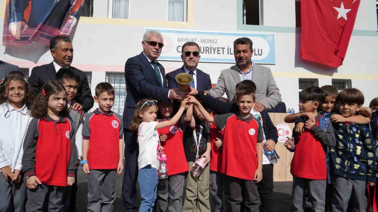 13 bin 500 öğrencinin ders başı yaptığı Bayburt’ta yeni eğitim öğretim yılı renkli görüntülerle başladı