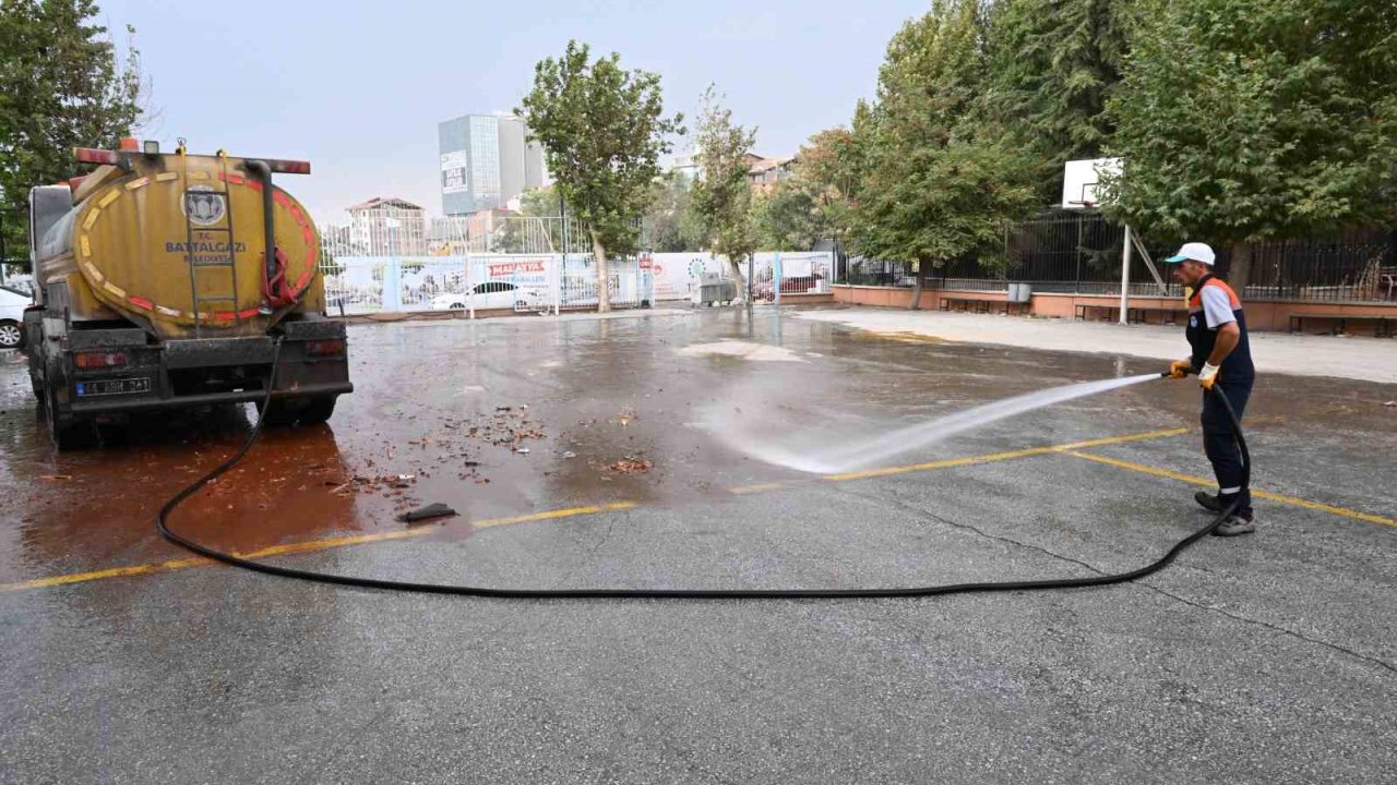 Battalgazi’de okul bahçeleri temizlendi