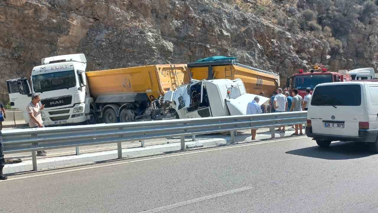 Korkuteli-Antalya karayolunda iki tır çarpıştı: 3 yaralı