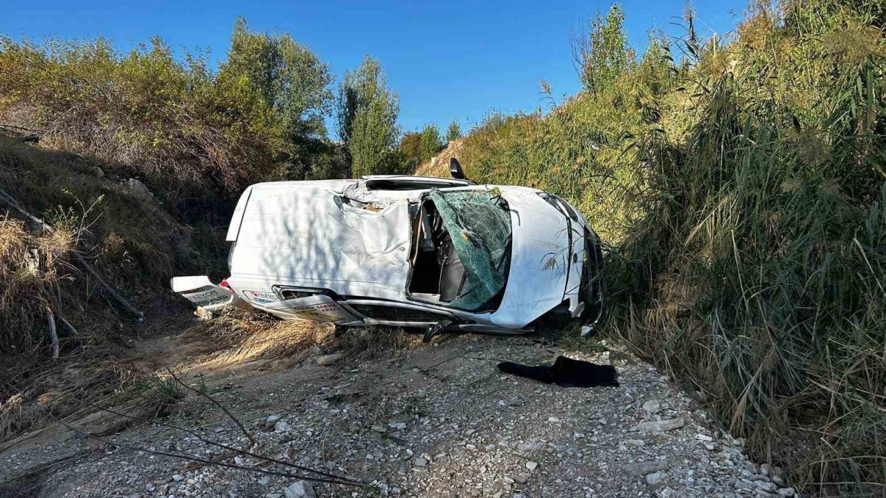 Gürün’de hafif ticari araç dereye uçtu: 2 ağır yaralı