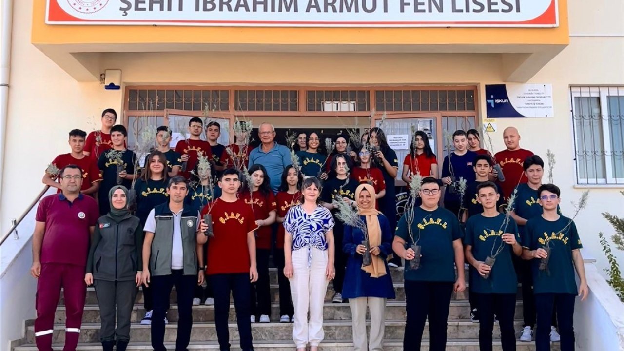 Anamur’da lise öğrencilerine fidan dağıtıldı