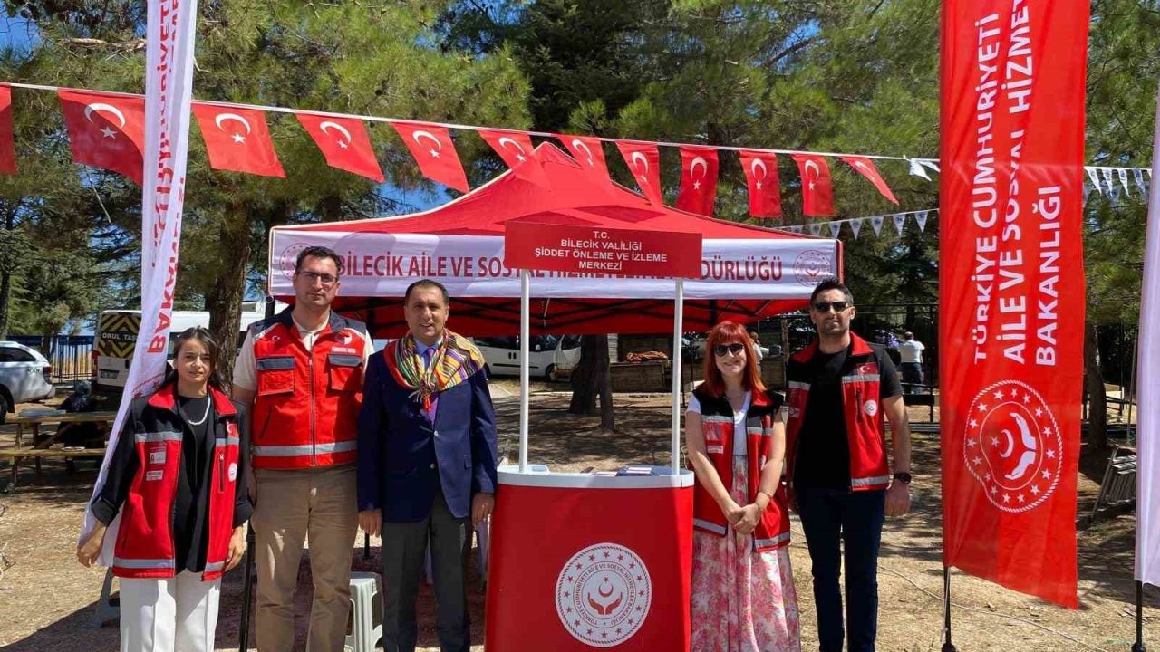 Kadına yönelik şiddete tepkilerini stant kurarak gösterdiler