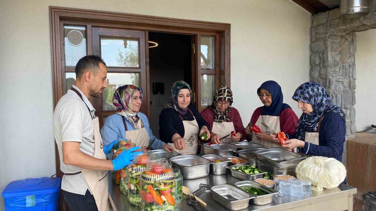 Müze Meram Yemek Atölyesinde sohbahar, kış hazırlıkları yapıldı