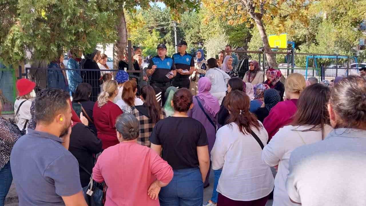 Polis ekipleri öğrencilere ve velilere basit güvenlik tedbirlerini anlattı