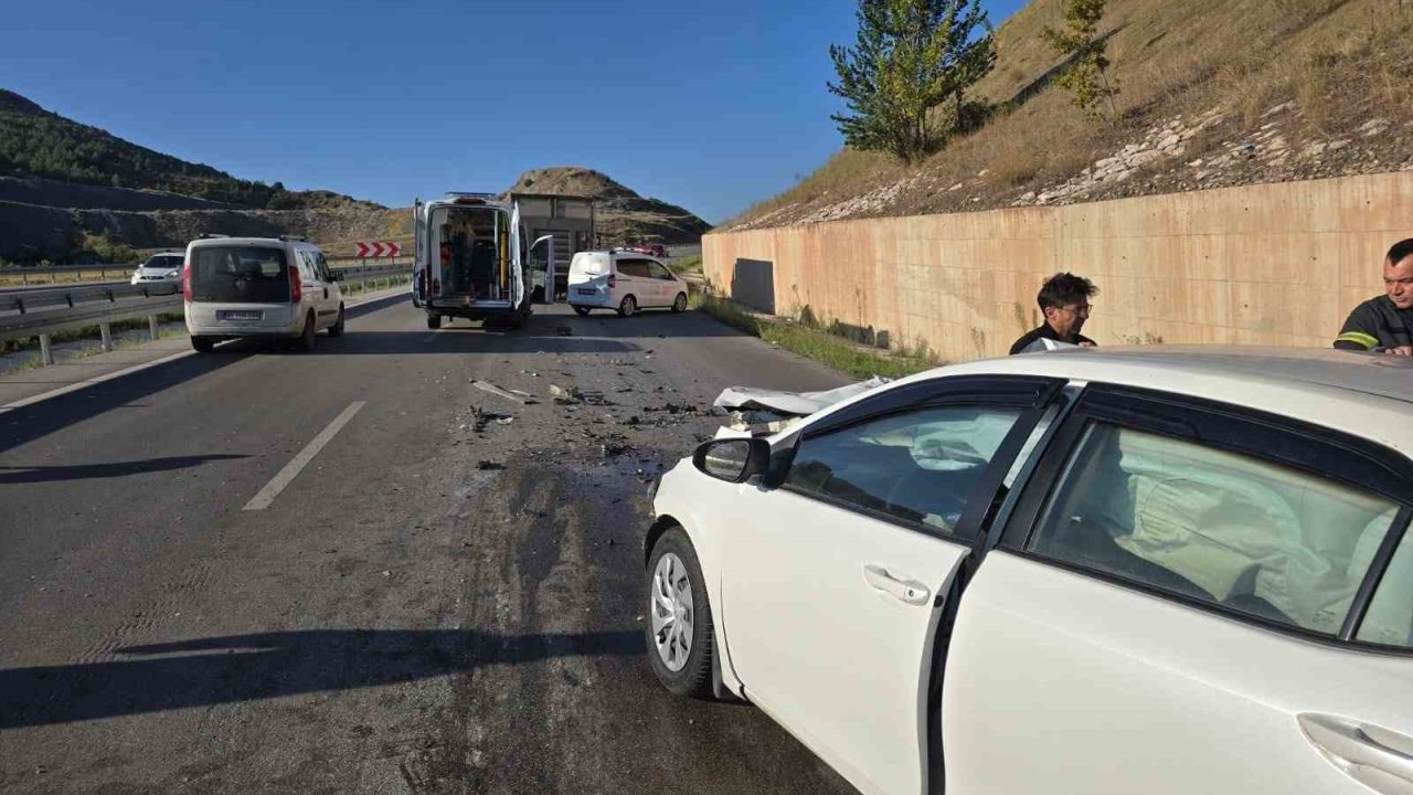 Amasya’da otomobil kamyona çarptı: 2 yaralı