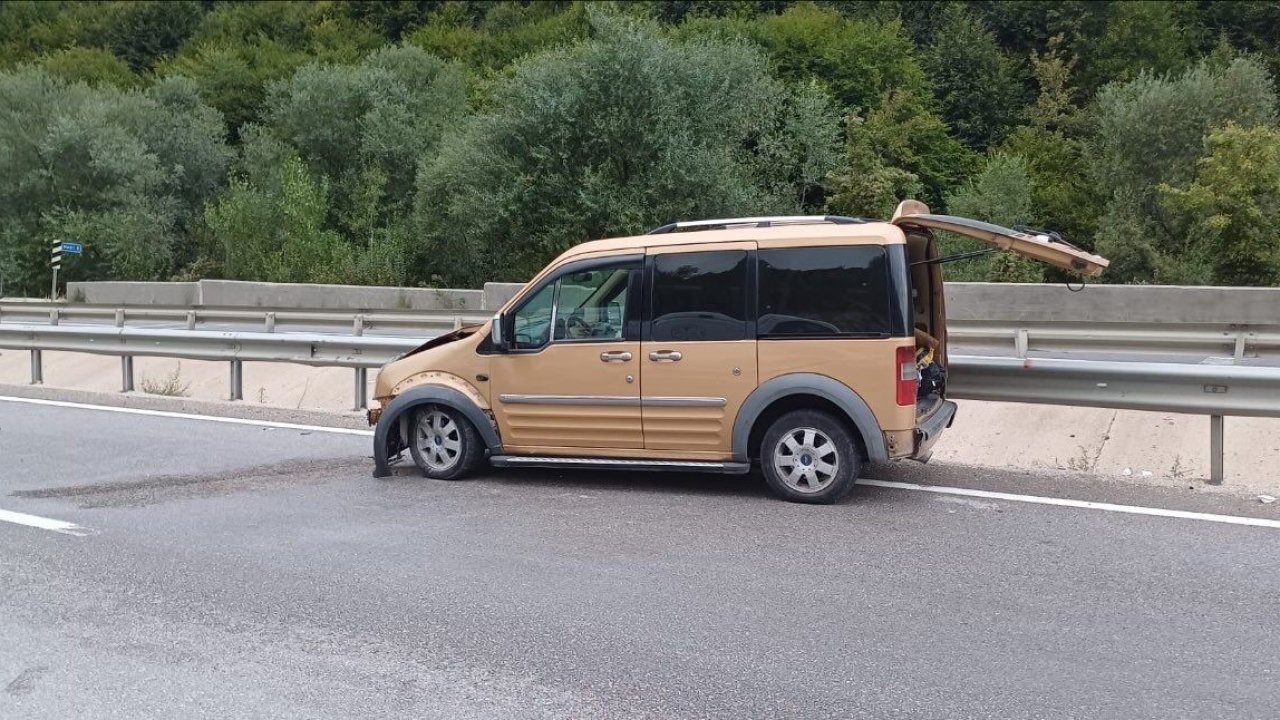 Kontrolde çıkan araç bariyerlere çarparken, 3 kişi yaralandı