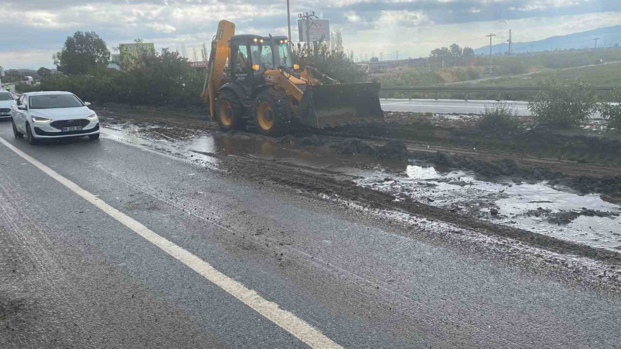 Söke Belediyesi yağış sonrası kapanan karayolunu temizleyerek trafiğe açtı