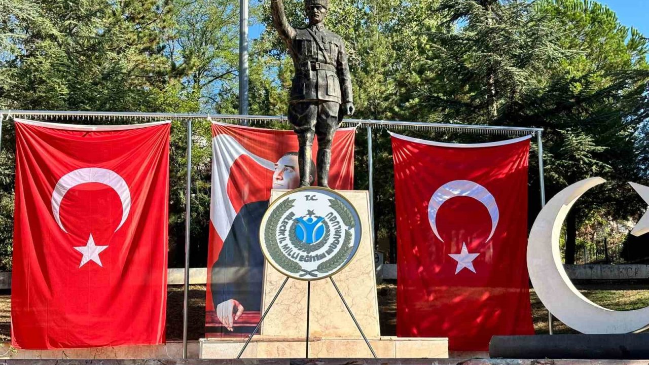 İl Milli Eğitim Müdürlüğüne ait çelenk Atatürk Anıtı’nda unuttu