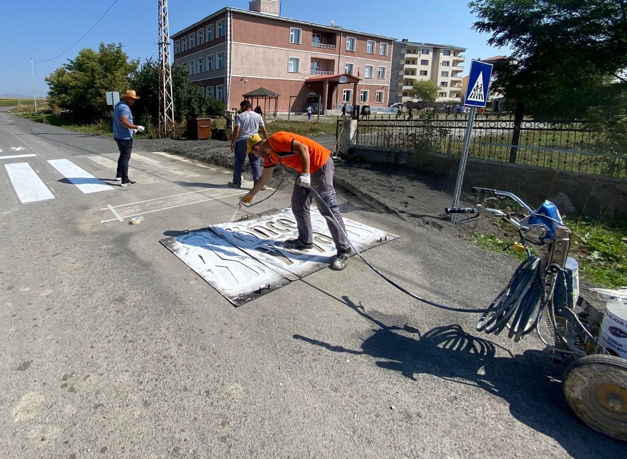 Akyaka'da okullar bölgesinde bulunan yaya geçit çizgileri yenileniyor