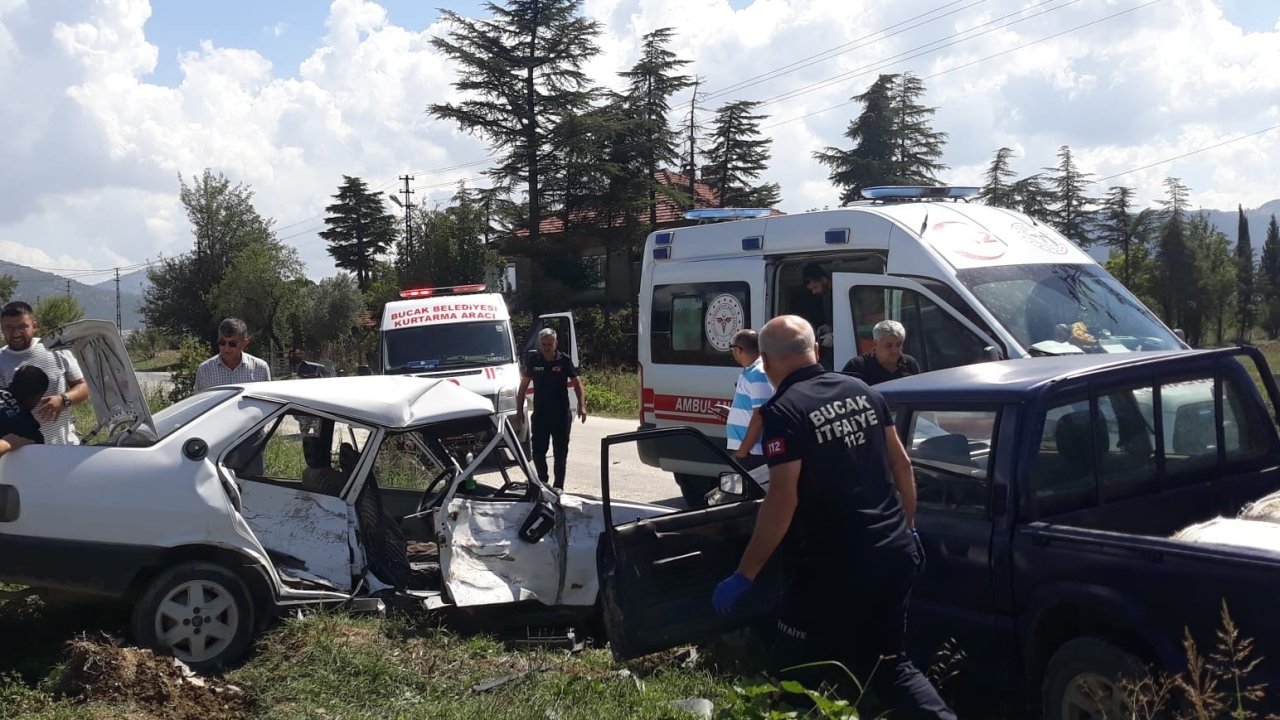 Burdur’da kamyonet ile çarpışan Fiat Tofaş hurdaya döndü: 1’i ağır 3 yaralı