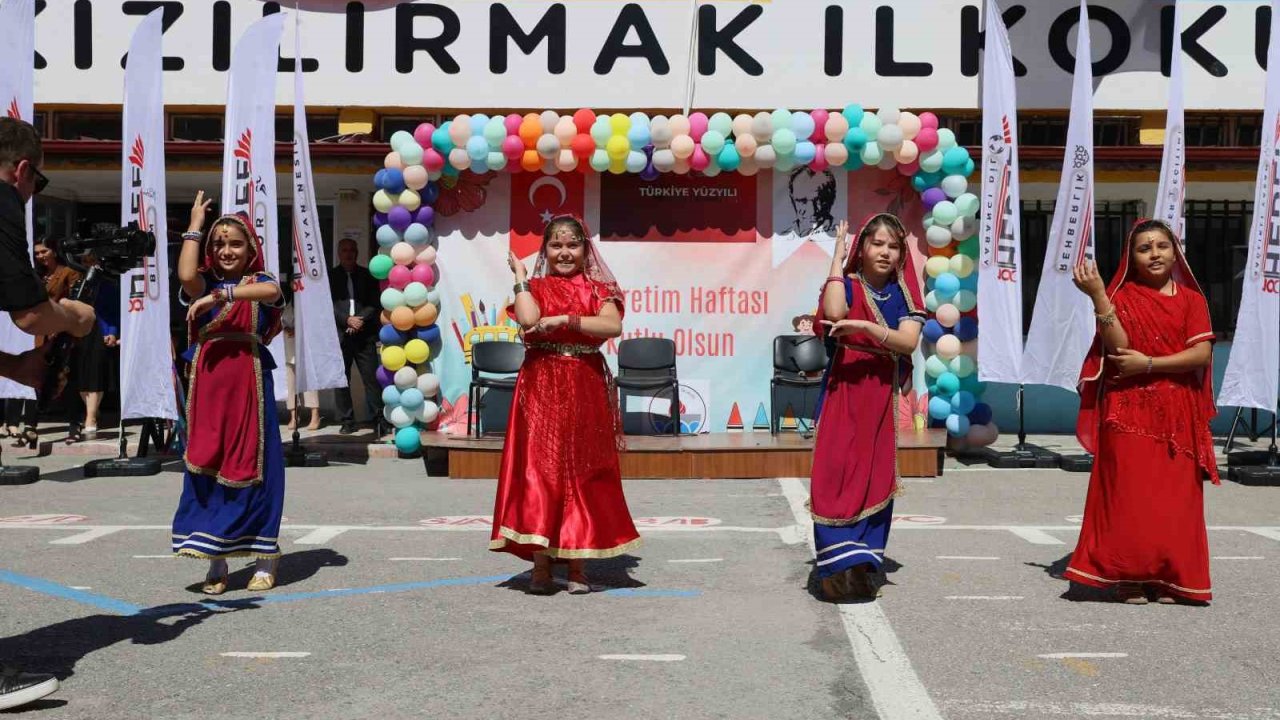 Sivas’ta İlköğretim Haftası coşkuyla kutlandı