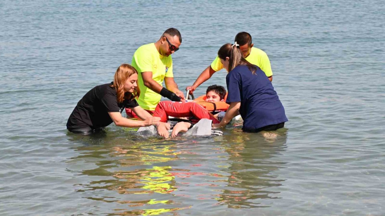 Manavgat Belediyesi özel gereksinimli bireyi denizle buluşturdu