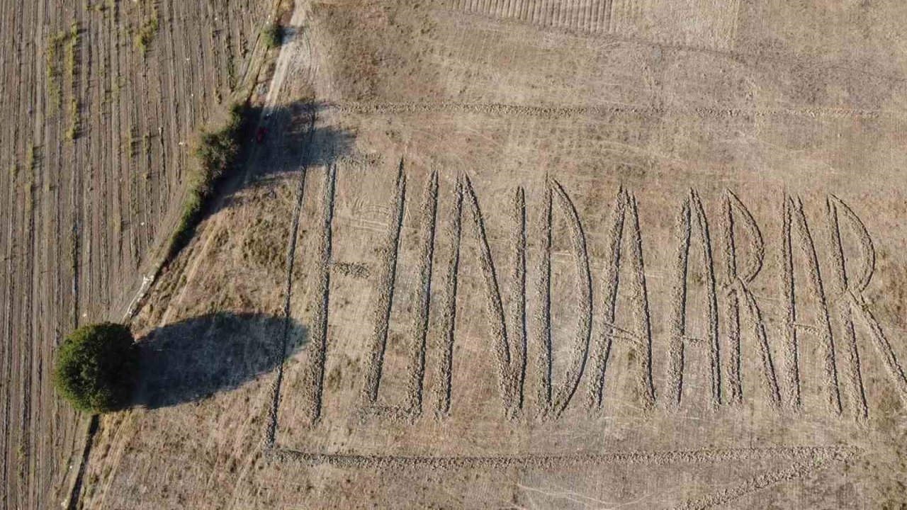 Funda Arar hayranlığı tarlaya traktörle isim yazdırdı