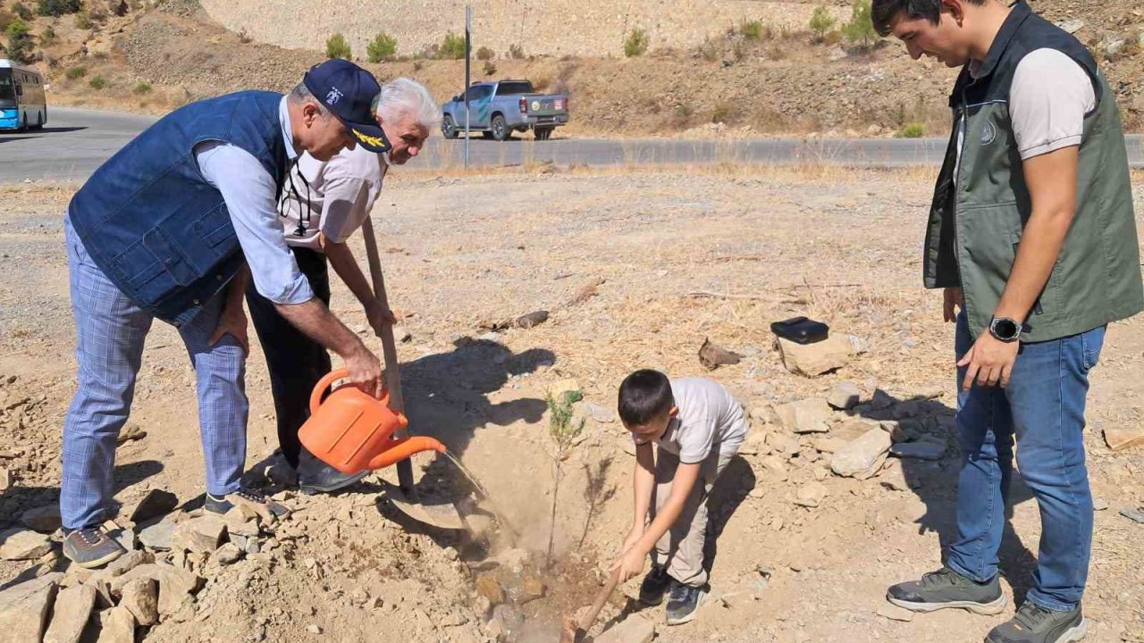 Mersin’de 2 bin 500 fidan toprakla buluşturuldu