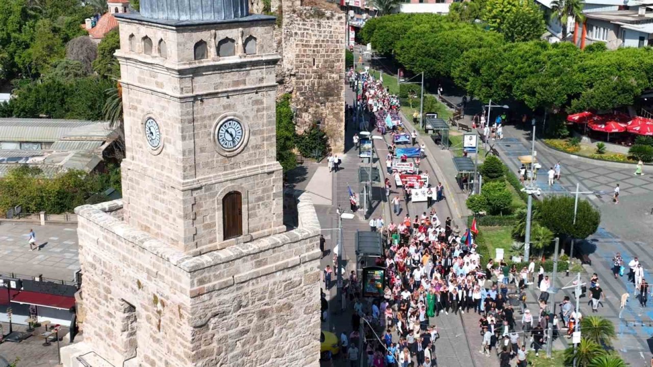 Antalya caddeleri Yörük Göçü’yle şenlendi