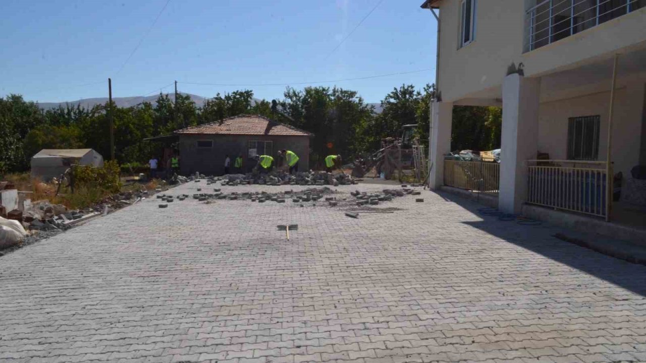 Beydağı Mahallesi ve Cemevi’nde kilit taşı çalışmaları