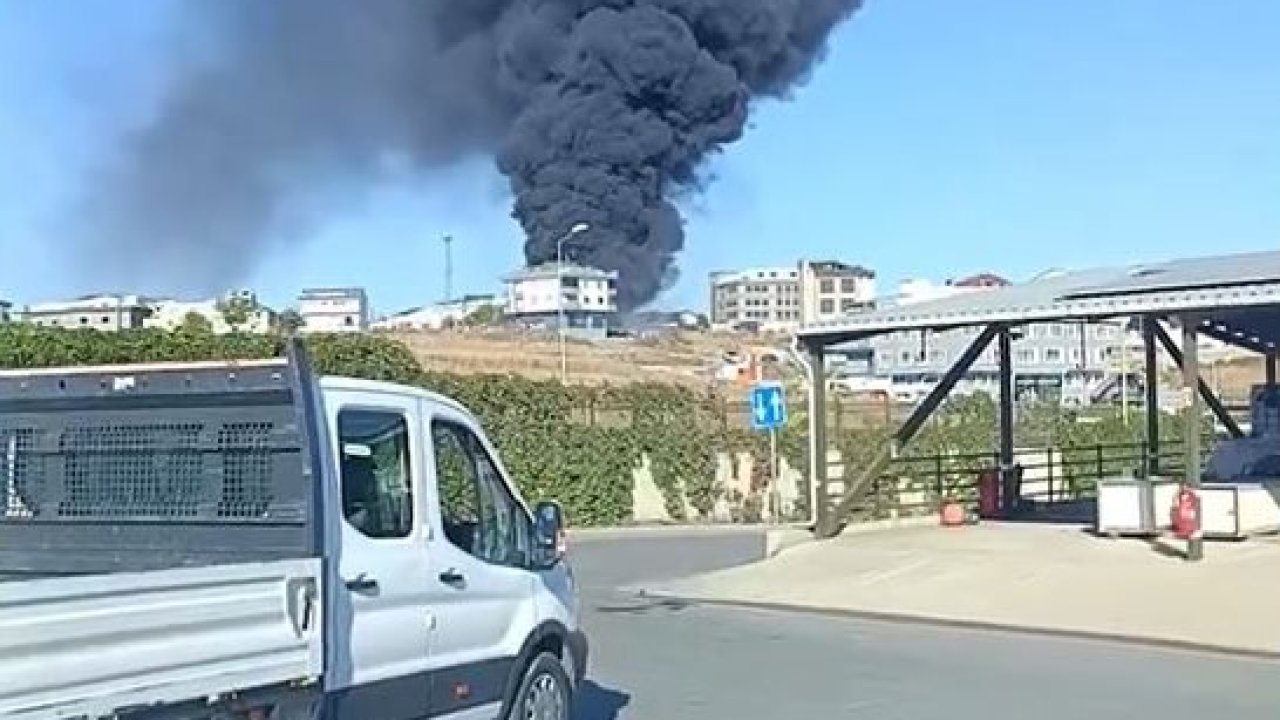 Arnavutköy’de otluk alanda çıkan yangın depoya sıçradı