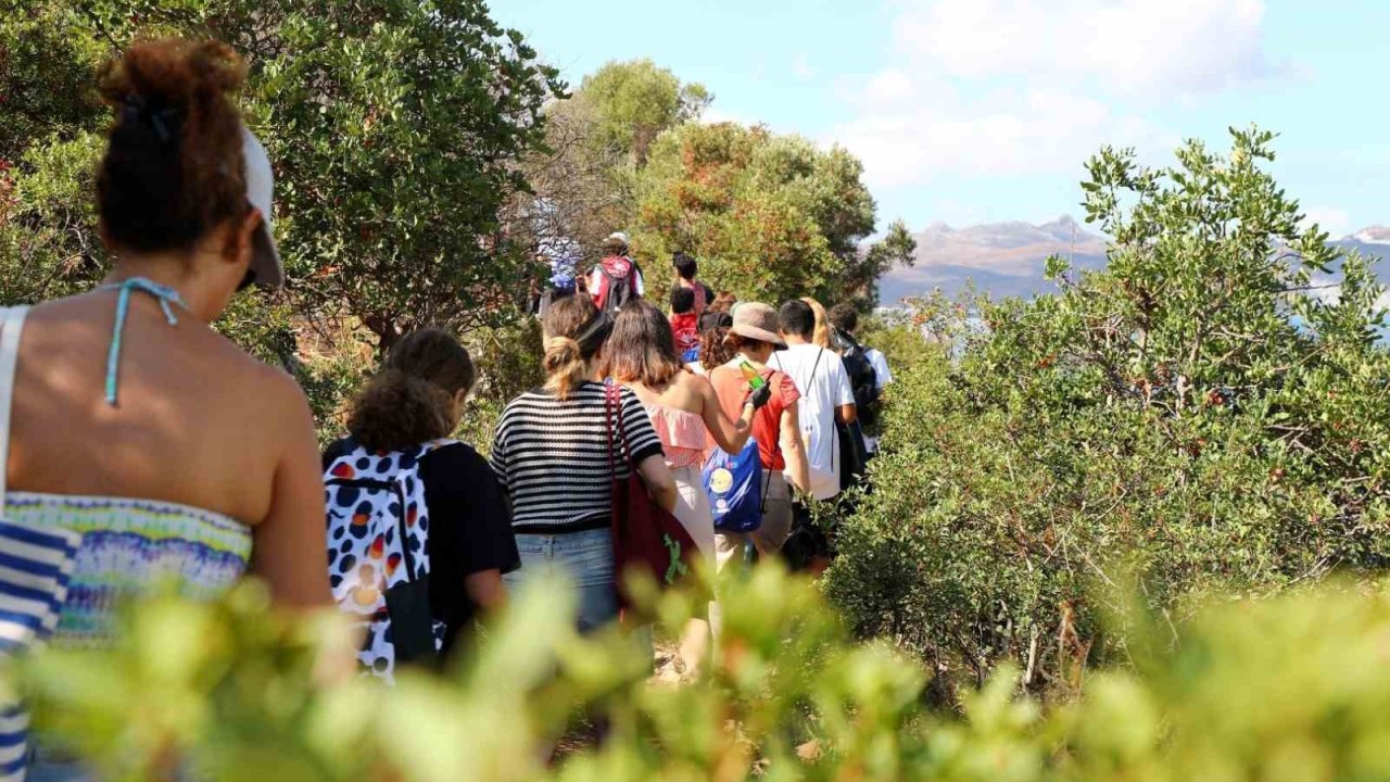 Bodrum’da öğrenciler kıyı temizliği yaptı