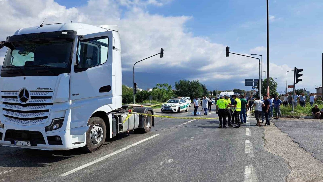 Alışveriş dönüşü tırın çarptığı 5 yaşındaki Melek öldü, annesi yaralandı