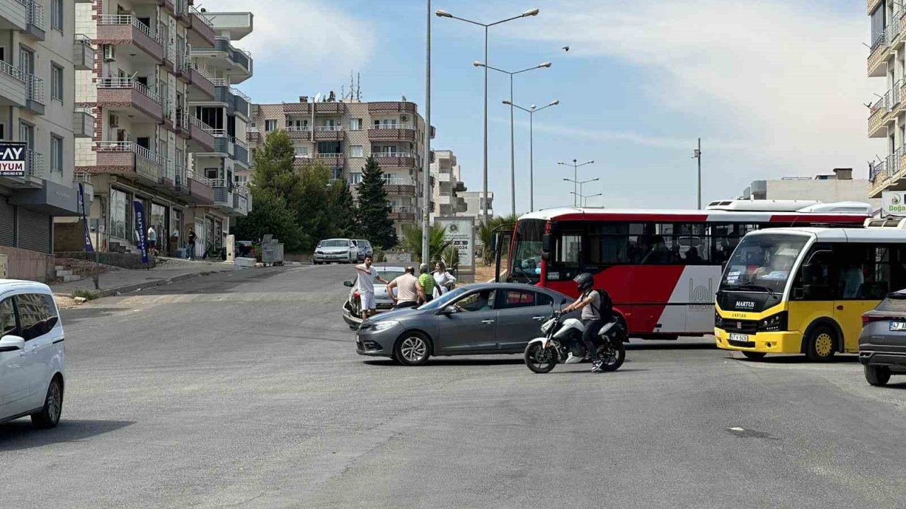 Mardin’de halk otobüsü ile otomobil çarpıştı