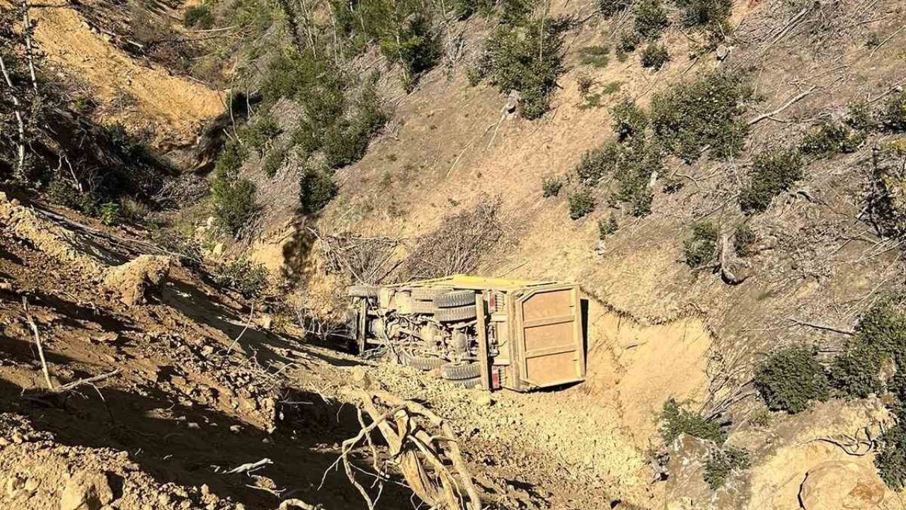 Toprak yüklü kamyon 25 metre yükseklikten uçuruma yuvarlandı