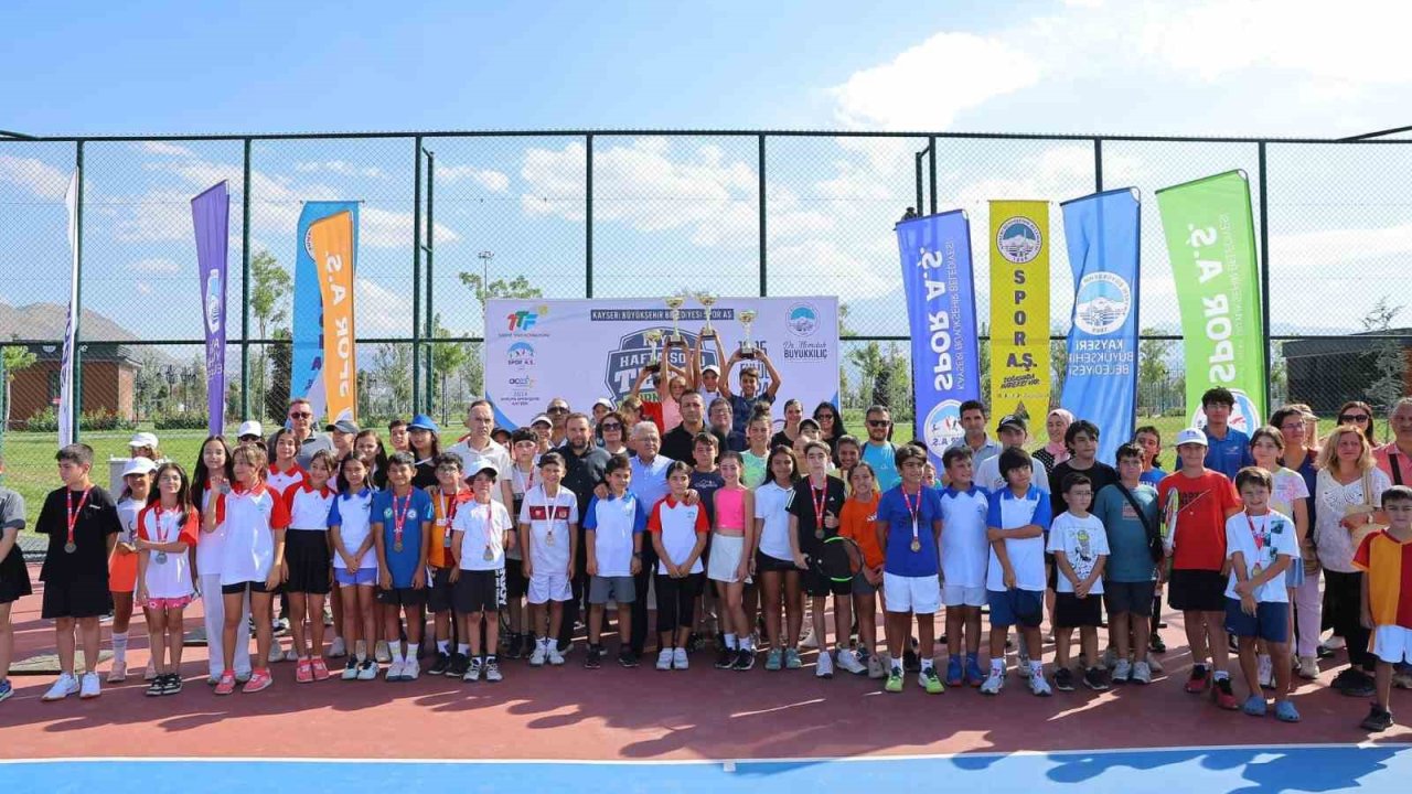 Başkan Büyükkılıç, Ulusal 12 Yaş Hafta Sonu Tenis Turnuvası’nda sporcularla buluştu