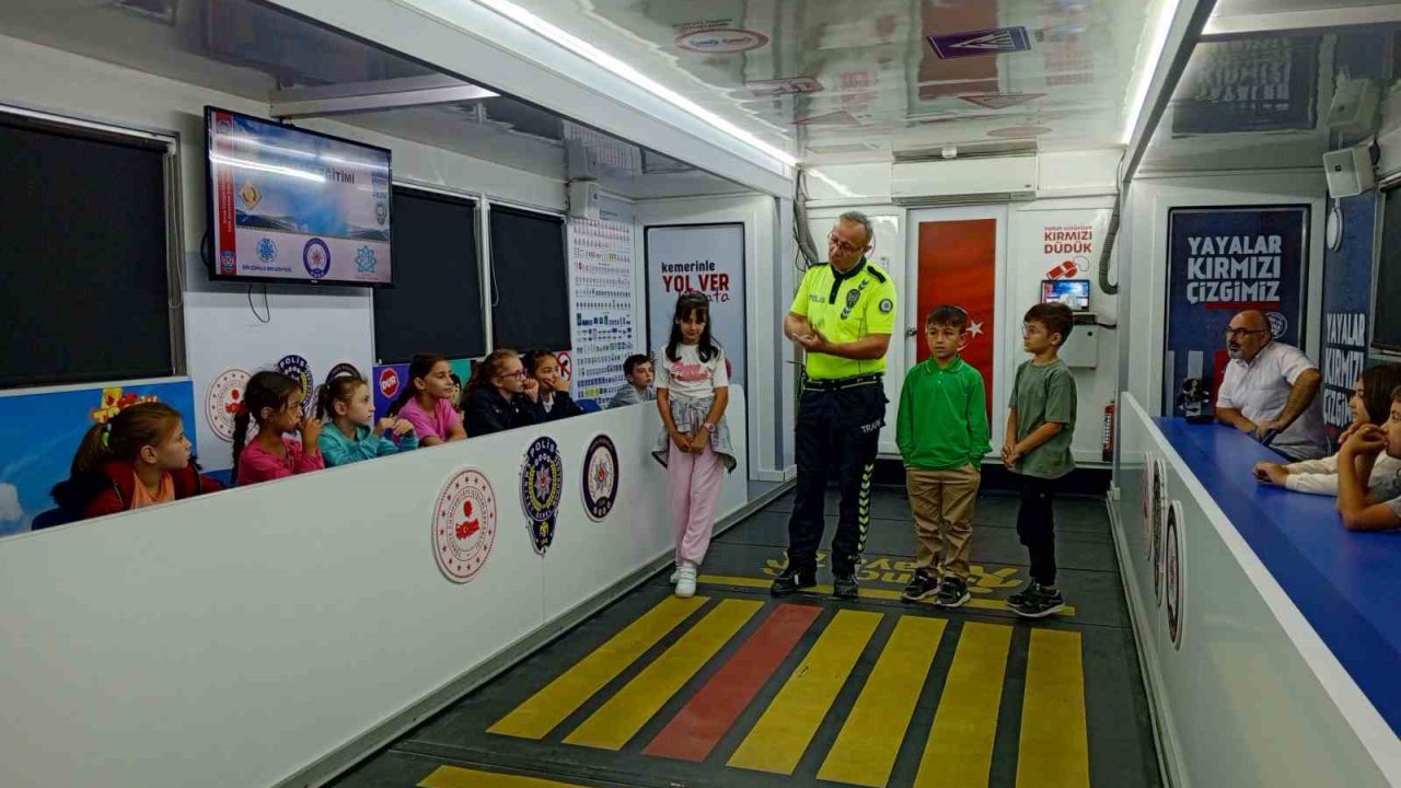 Polislerden öğrencilere trafik eğitimi