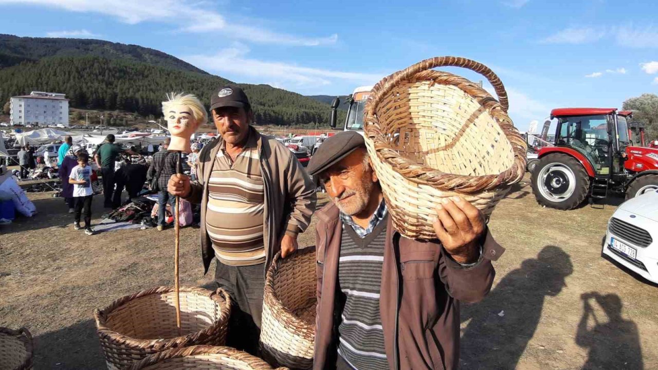 Fındık dallarından ördüğü sepetleri bin liradan satıyor