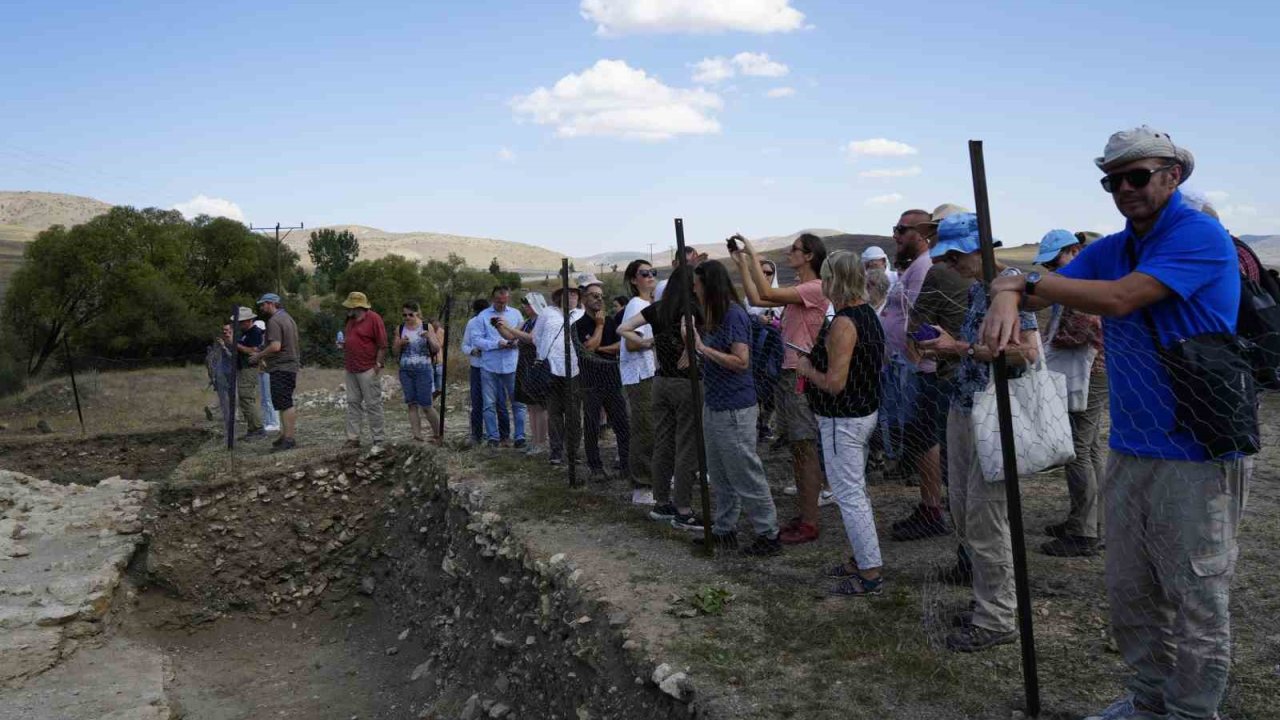 Dünyaca ünlü arkeologlar Satala Antik Kenti’ndeki kazıları yerinde inceledi