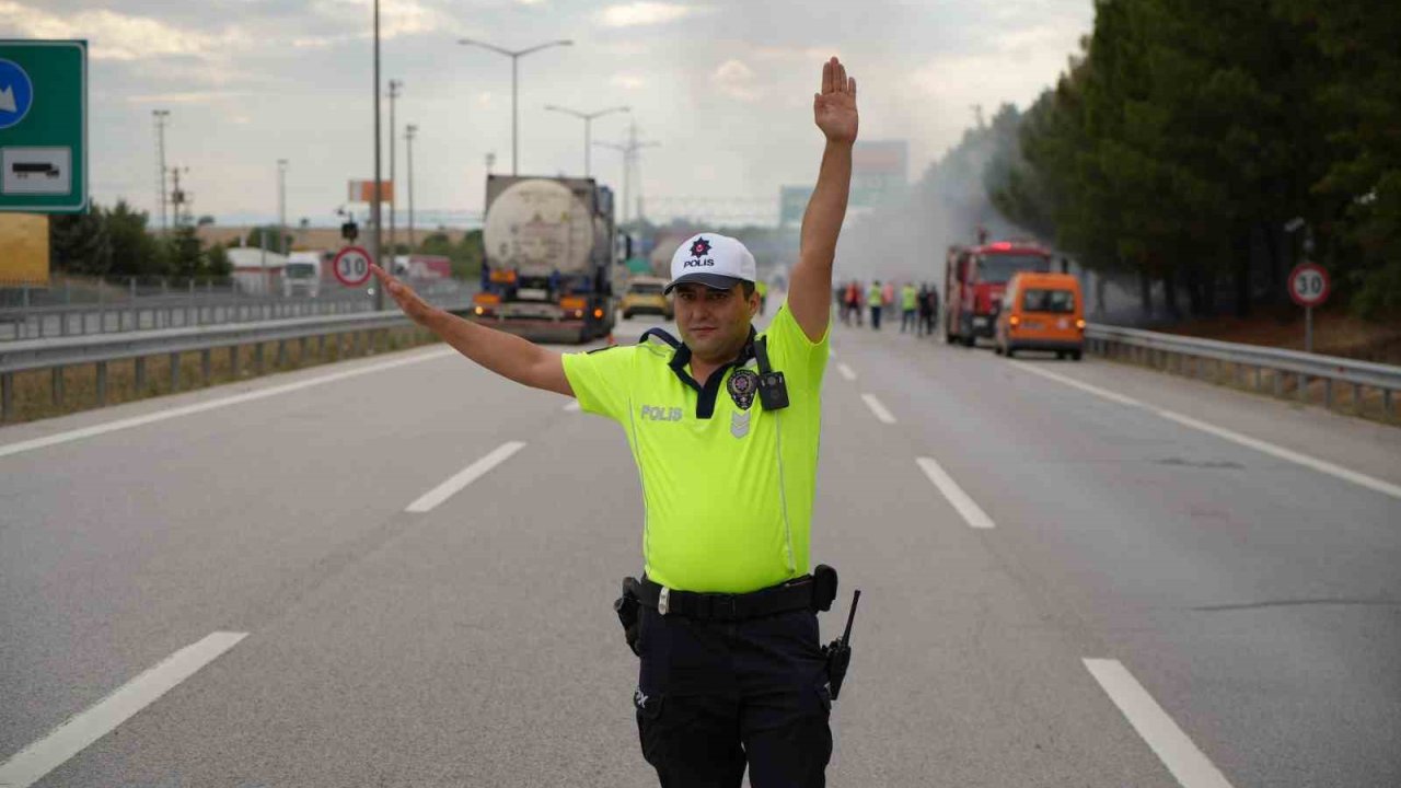 İstanbul-Edirne Otoyolu’nda yangın: Trafik tek şeritten sağlandı