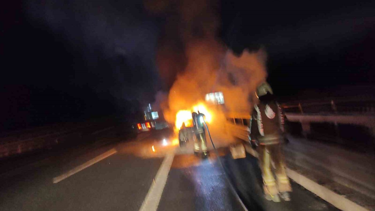 Çekmeköy’de seyir halindeki otomobil küle döndü