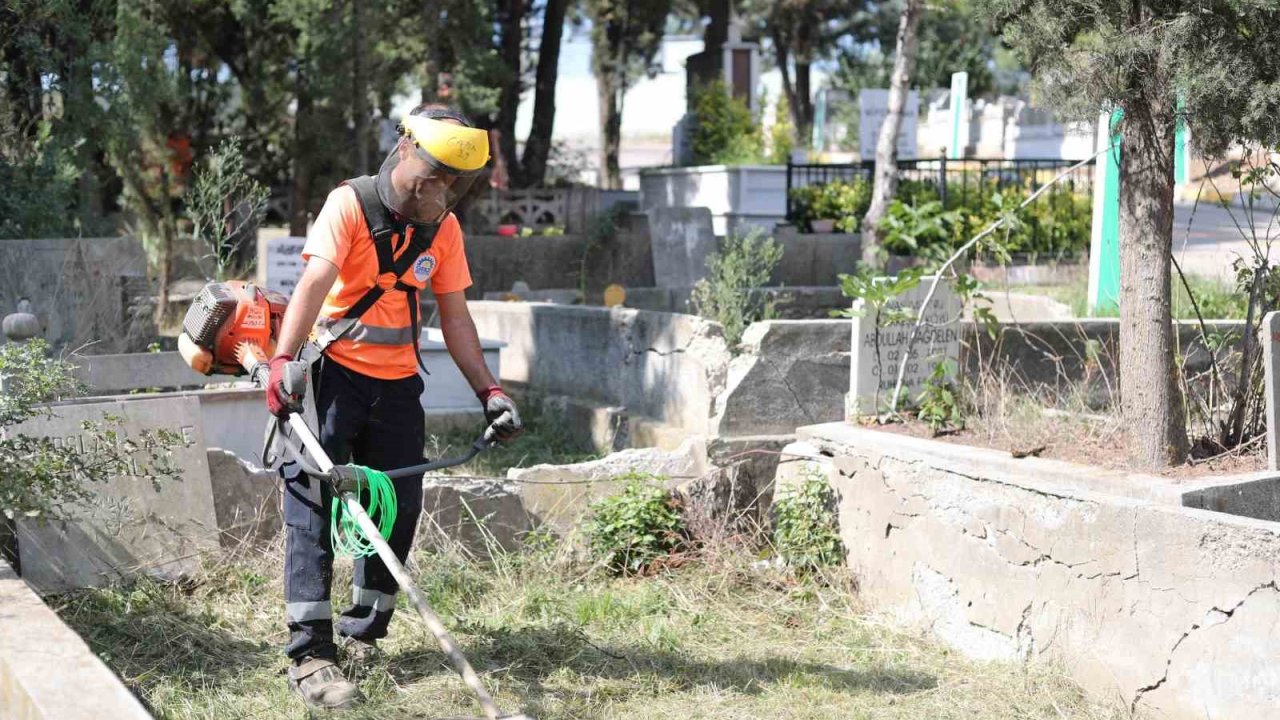 Mezarlıklarda bakım ve onarımı yapılıyor