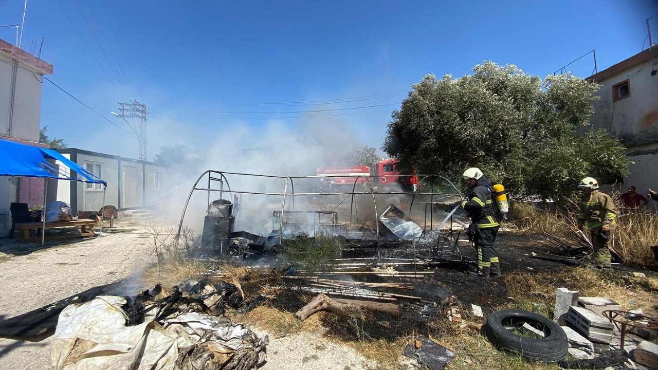 Defne’de depo olarak kullanılan çadır yandı