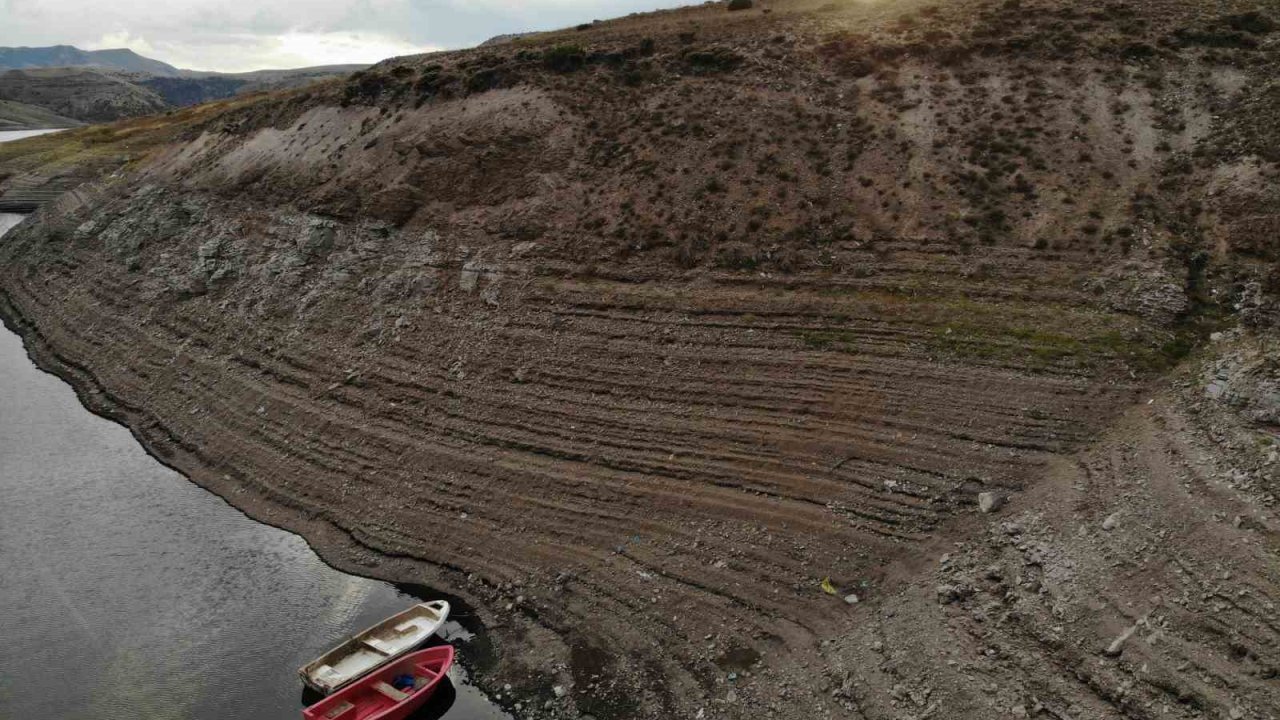 Kars’ta baraj suları 40 metre çekildi