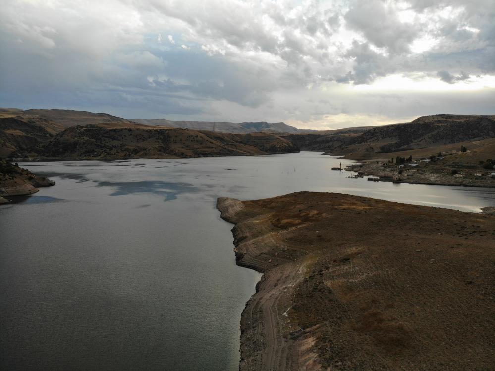 Kars'ta baraj suları 40 metre çekildi