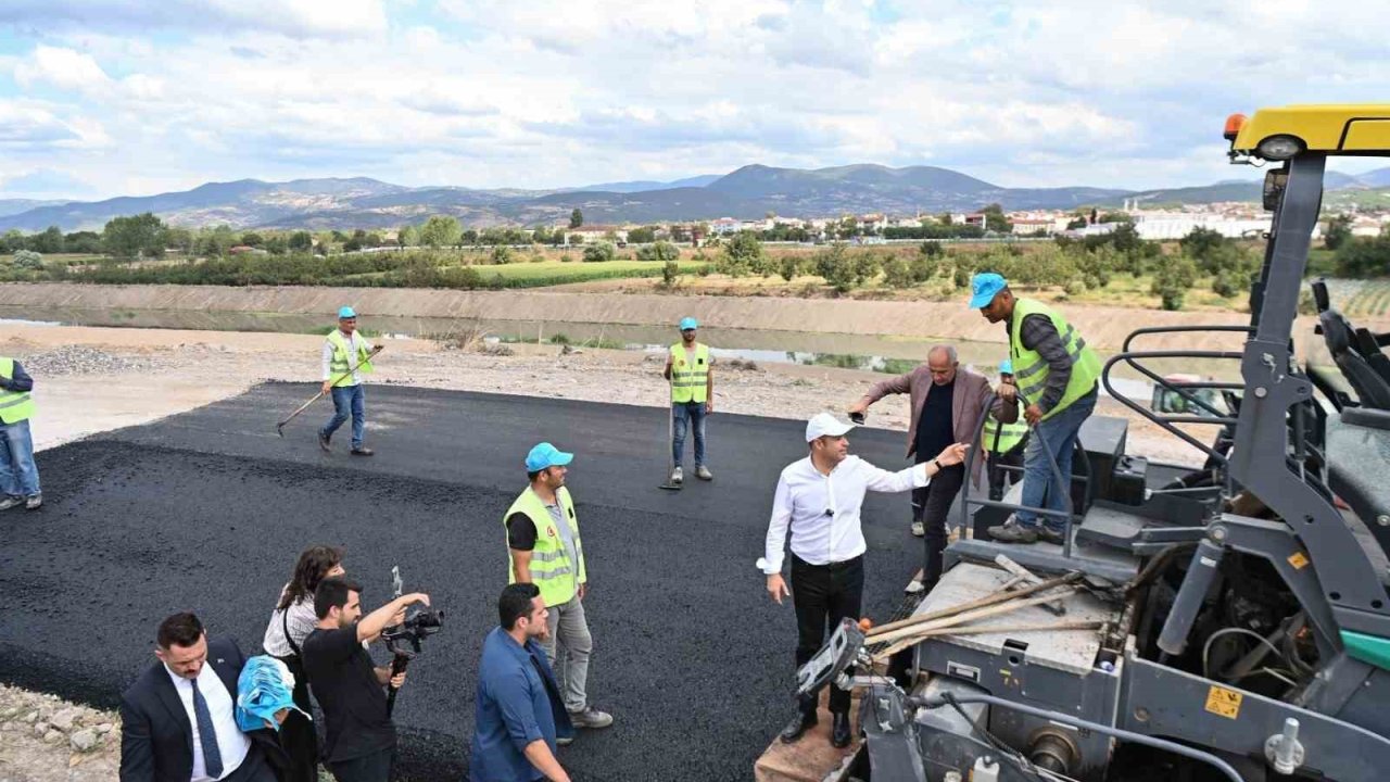 Başkan Akın, sıcak asfalt serim çalışmalarını yerinde inceledi