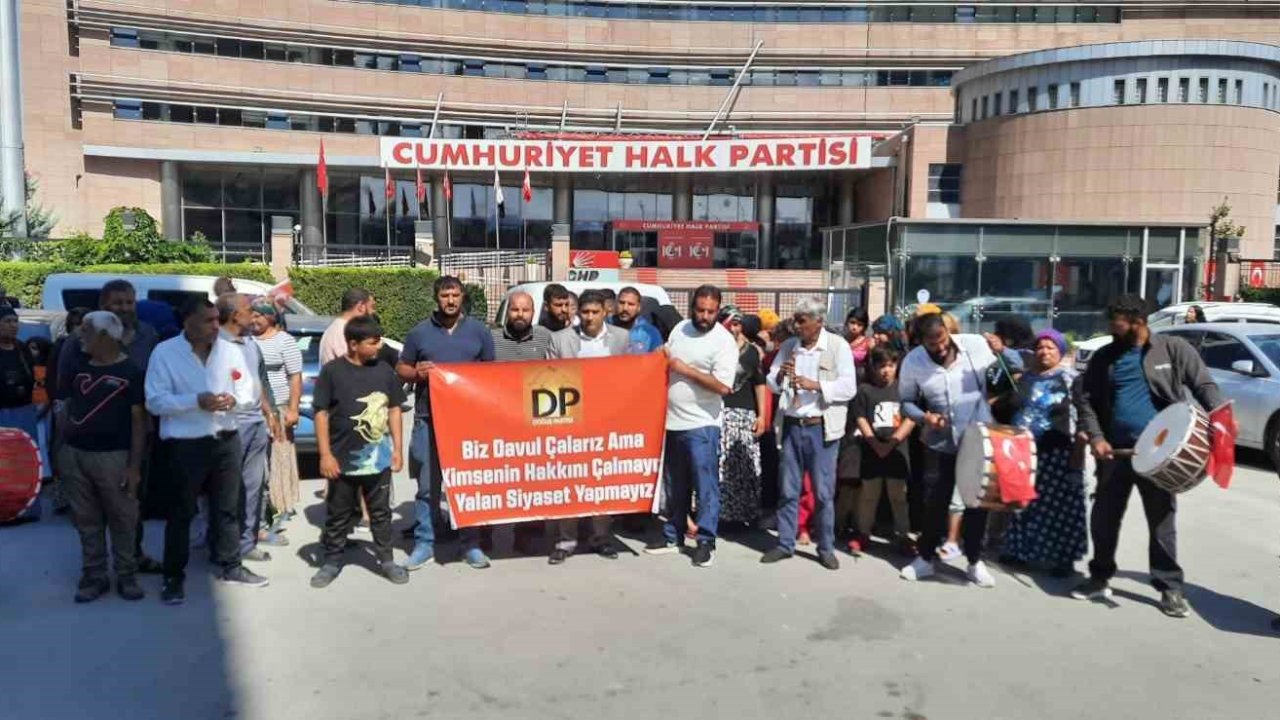 CHP Genel Merkezi önünde davullu, zurnalı eylem