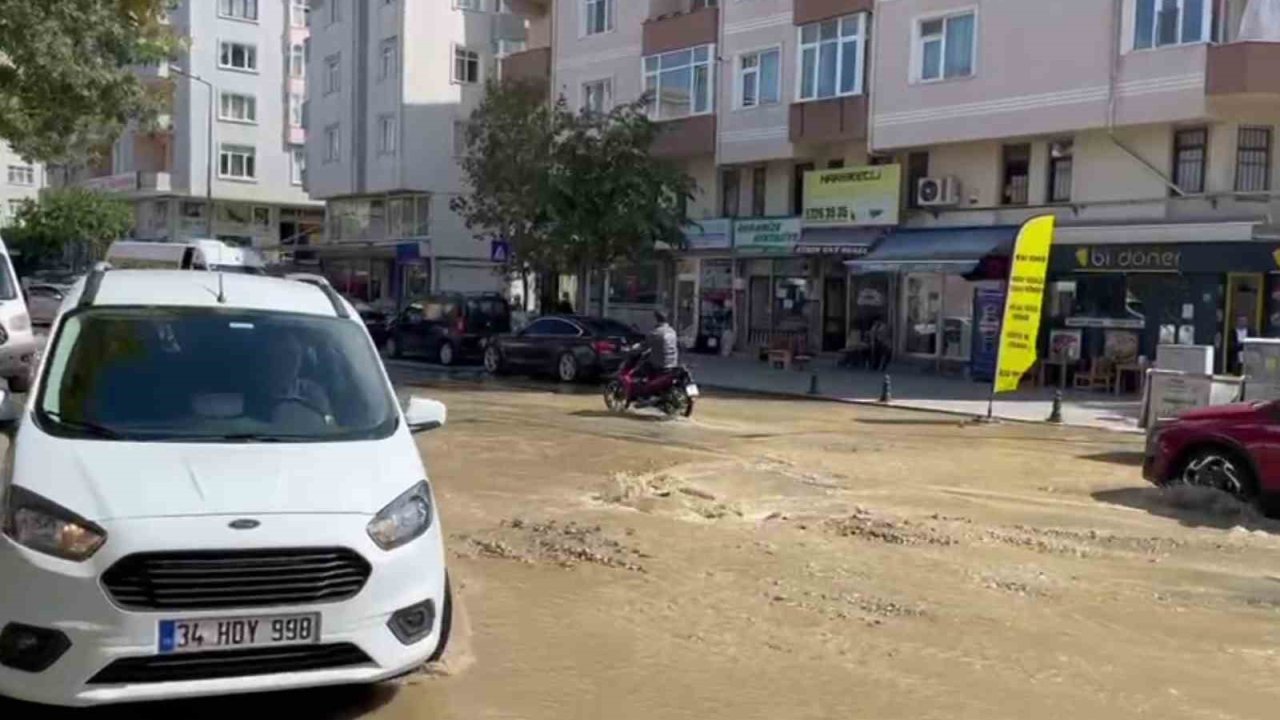 Asfalt yerinden söküldü, cadde sular altında kaldı