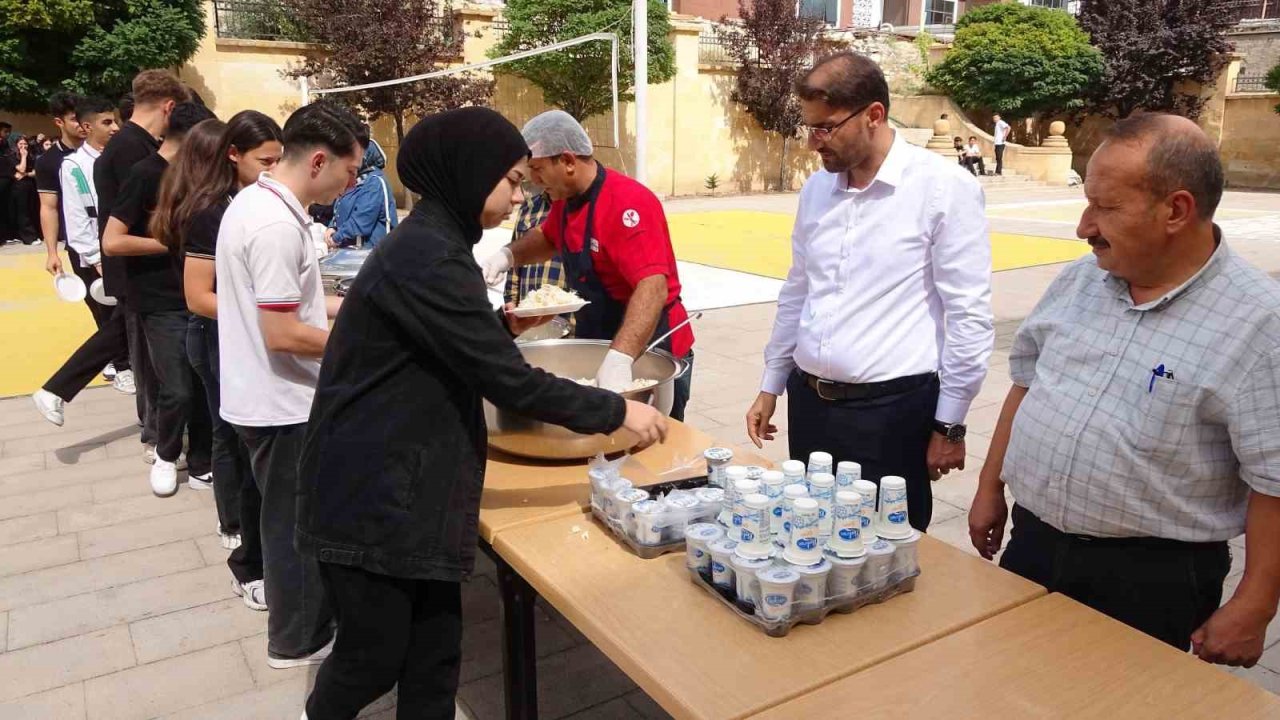 Yozgat’ta Mevlid-i Nebi Haftası’nda öğrencilere pilav ikram edildi