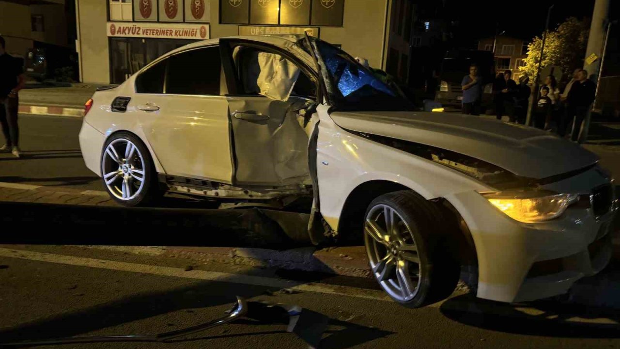 Burdur’da kontrolden çıkan otomobil aydınlatma direğine çarptı, sürücü kayıplara karıştı