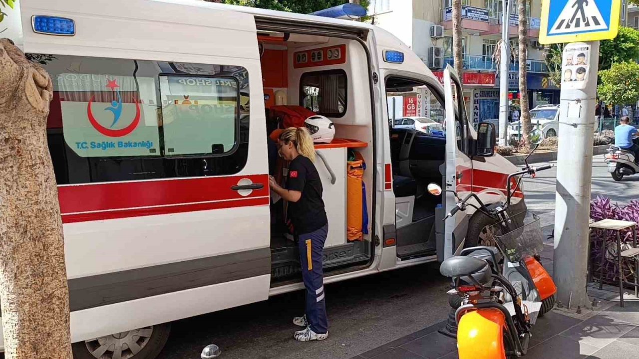 Antalya’da ani fren yapan motosiklet devrildi, sürücü yaralandı