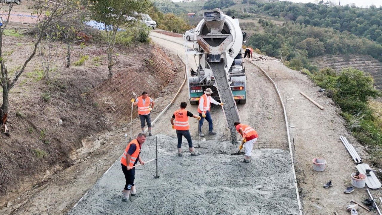 Sandıkçı: “İlçemize güvenli ve konforlu yollar kazandırıyoruz”