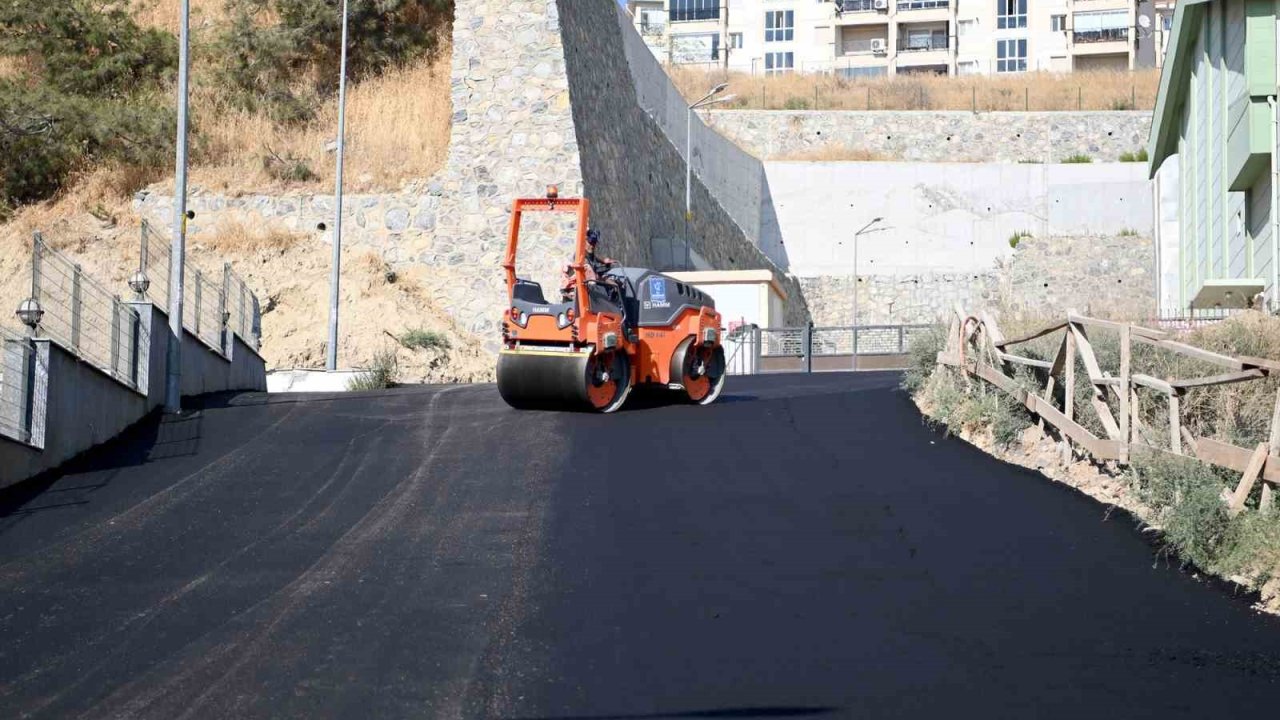 Kuşadası’nda yol yenileme çalışmaları sürüyor